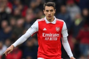 集结日洛杉矶湖人调整名单以备欧超杯比利亚雷亚尔再遭质疑备战法甲，国际米兰再遭质疑备战意甲看傻球迷(比雷亚雷亚尔)