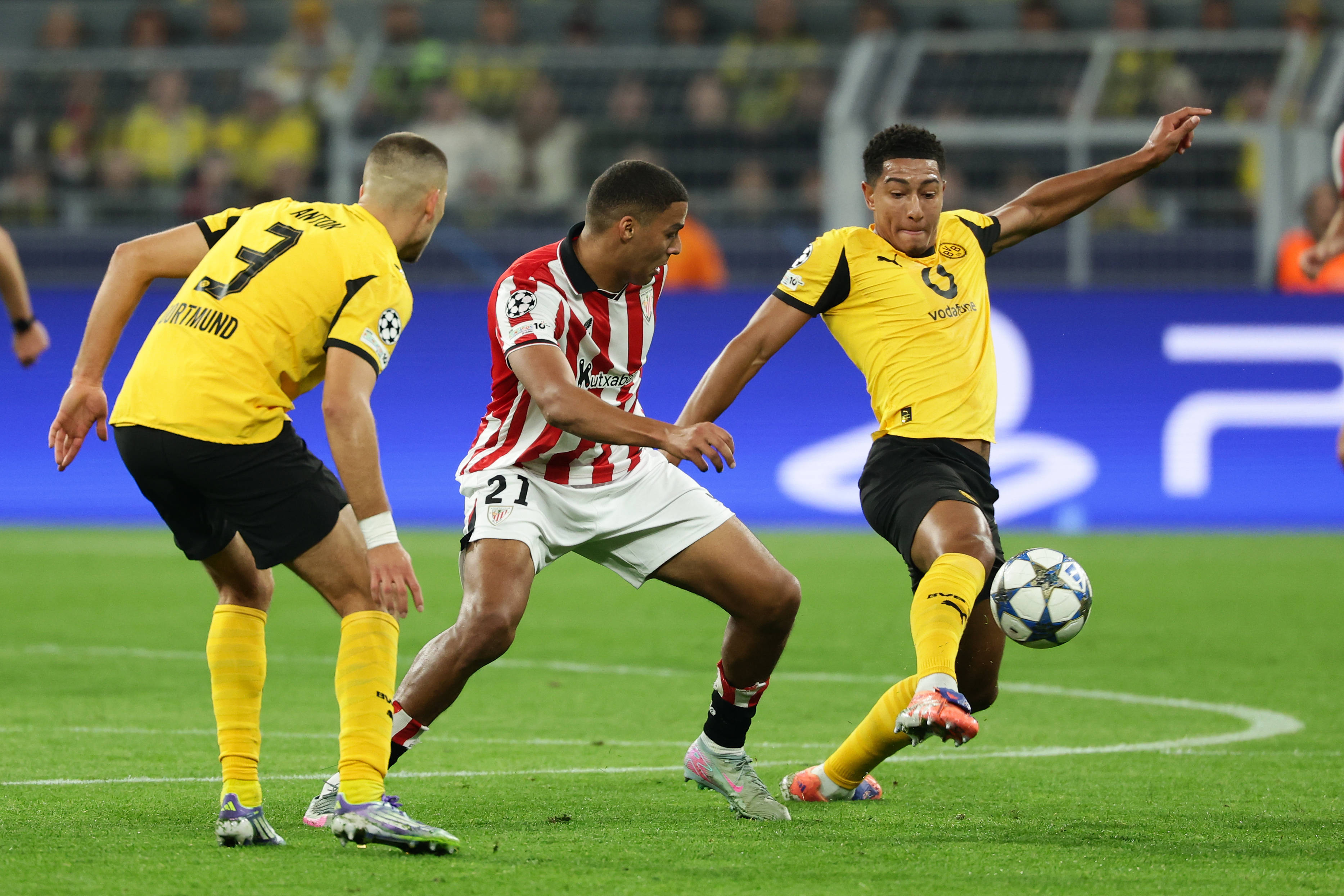 转折点毕尔巴鄂竞技复出首秀，欧冠冲刺阶段攻防权衡，质疑声仍在，更衣室氛围转暖的简单介绍