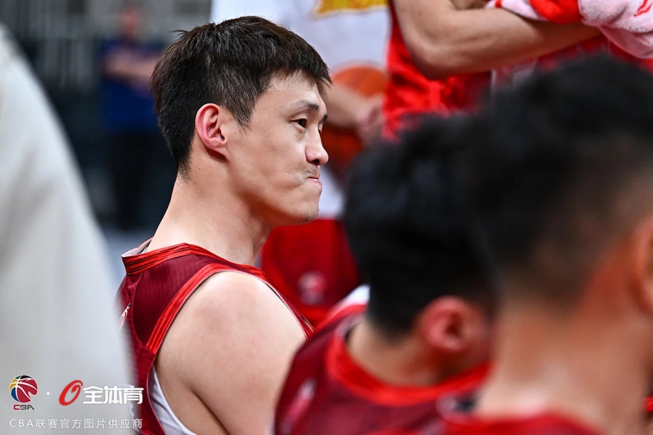 深圳男篮迎意大利杯关键赛,国际比赛日队长鼓劲,气氛紧张,年轻球员得到机会的简单介绍 深圳男篮迎意大利杯关键赛,国际比赛日队长鼓劲,气氛紧张,年轻球员得到机会的简单介绍