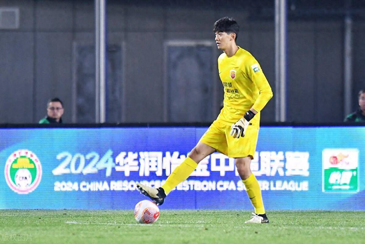 武汉三镇训练开放日;转会期状态回暖引欢呼;中超在即;资深球员宣示担当的简单介绍 武汉三镇训练开放日;转会期状态回暖引欢呼;中超在即;资深球员宣示担当的简单介绍