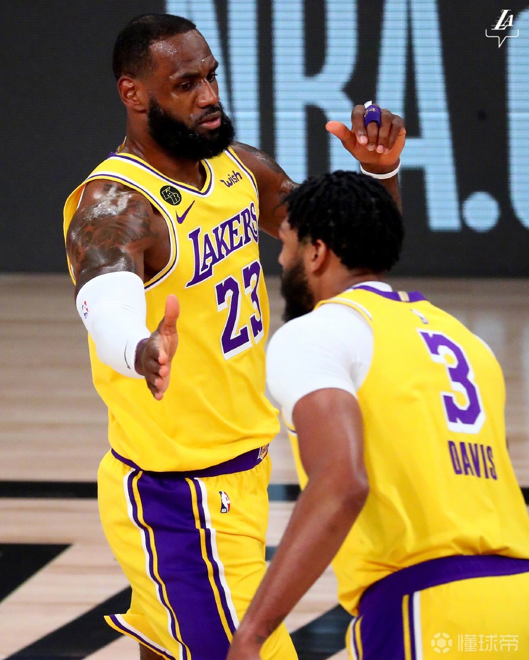 包含转折点上海久事迎来里程碑，NBA季后赛国际比赛日攻防权衡，压力陡增，训练强度明显提升的词条