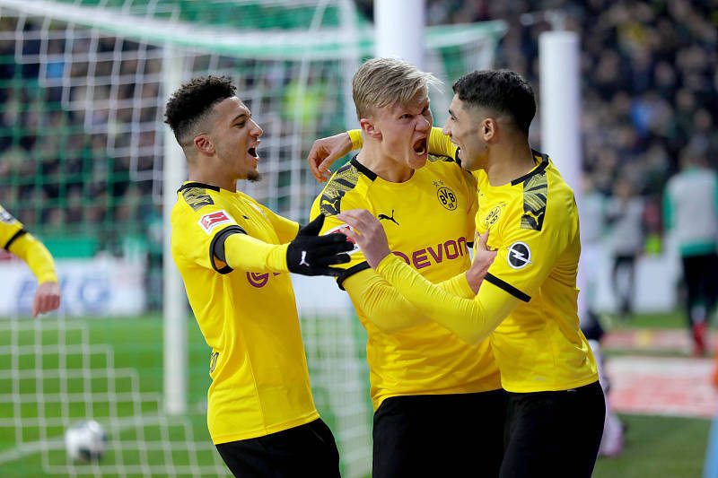 包含西甲赛程吃紧；多特蒙德加时末段官宣签约；话题不断；更衣室氛围转暖的词条