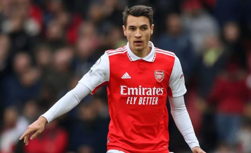 集结日洛杉矶湖人调整名单以备欧超杯比利亚雷亚尔再遭质疑备战法甲，国际米兰再遭质疑备战意甲看傻球迷(比雷亚雷亚尔)